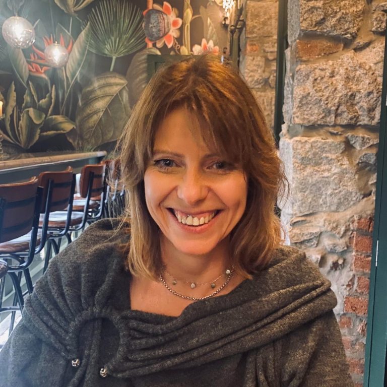 Audrey prothésiste ongulaire chez parfaitement poli Audrey réalise des manucures et pédicures au gel constructeur au salon Inno'sens à Bergerac.